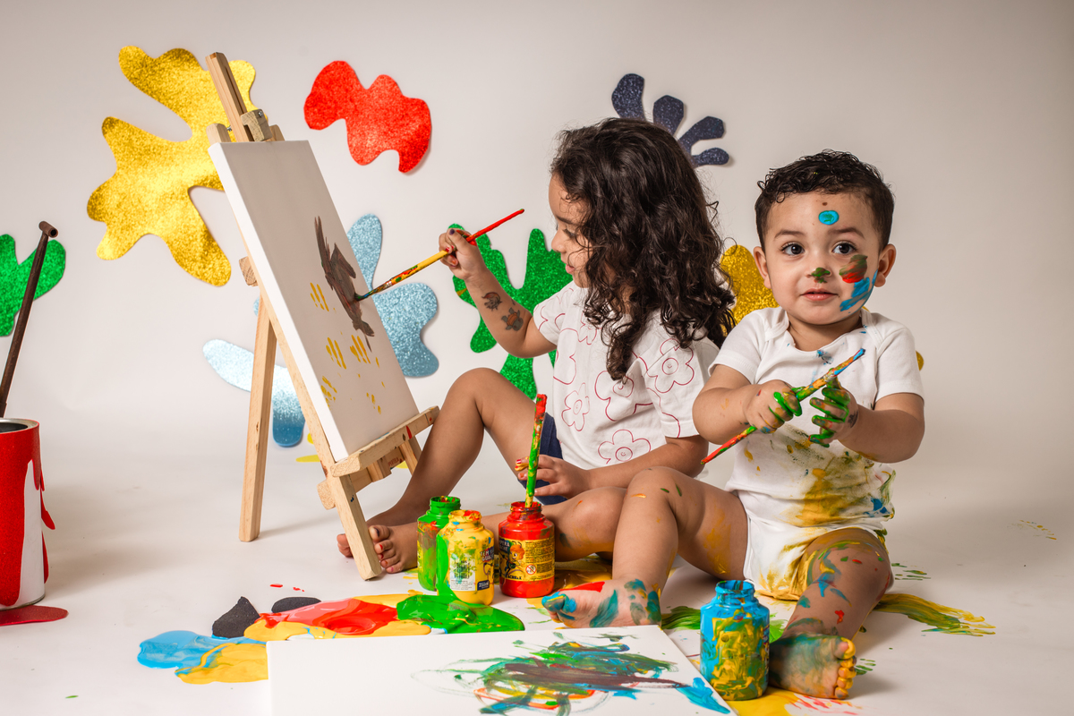babypainting, pintura com tinta, criancapintando, brincadeiracomtinta, arteinfantil, criatividadeinfantil, ensaioinfantil, fotografiainfantil, retratoinfantil, infancia, criatividade, brincadeira, cores, expressaoartistica, momento divertido, fotoestudio