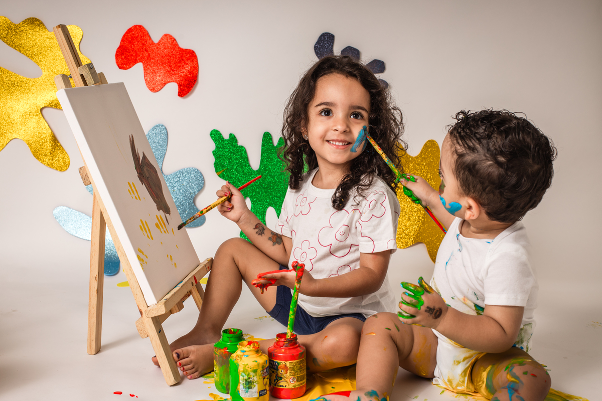 babypainting, pintura com tinta, criancapintando, brincadeiracomtinta, arteinfantil, criatividadeinfantil, ensaioinfantil, fotografiainfantil, retratoinfantil, infancia, criatividade, brincadeira, cores, expressaoartistica, momento divertido, fotoestudio