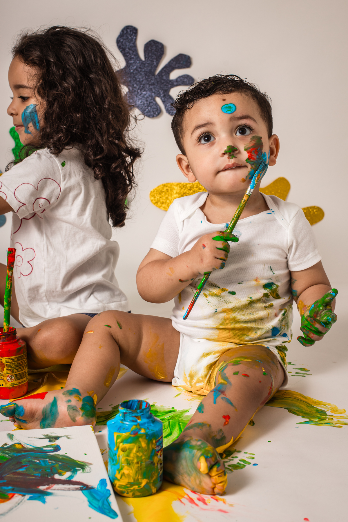 babypainting, pintura com tinta, criancapintando, brincadeiracomtinta, arteinfantil, criatividadeinfantil, ensaioinfantil, fotografiainfantil, retratoinfantil, infancia, criatividade, brincadeira, cores, expressaoartistica, momento divertido, fotoestudio