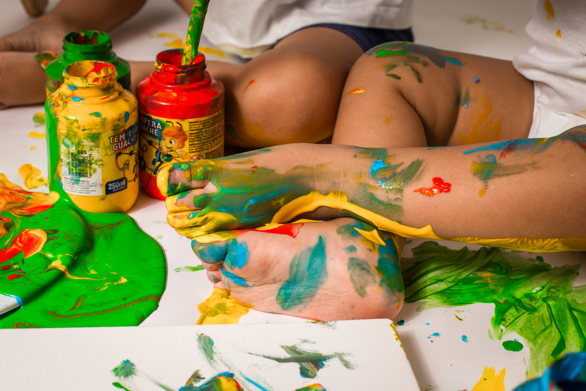 babypainting, pintura com tinta, criancapintando, brincadeiracomtinta, arteinfantil, criatividadeinfantil, ensaioinfantil, fotografiainfantil, retratoinfantil, infancia, criatividade, brincadeira, cores, expressaoartistica, momento divertido, fotoestudio