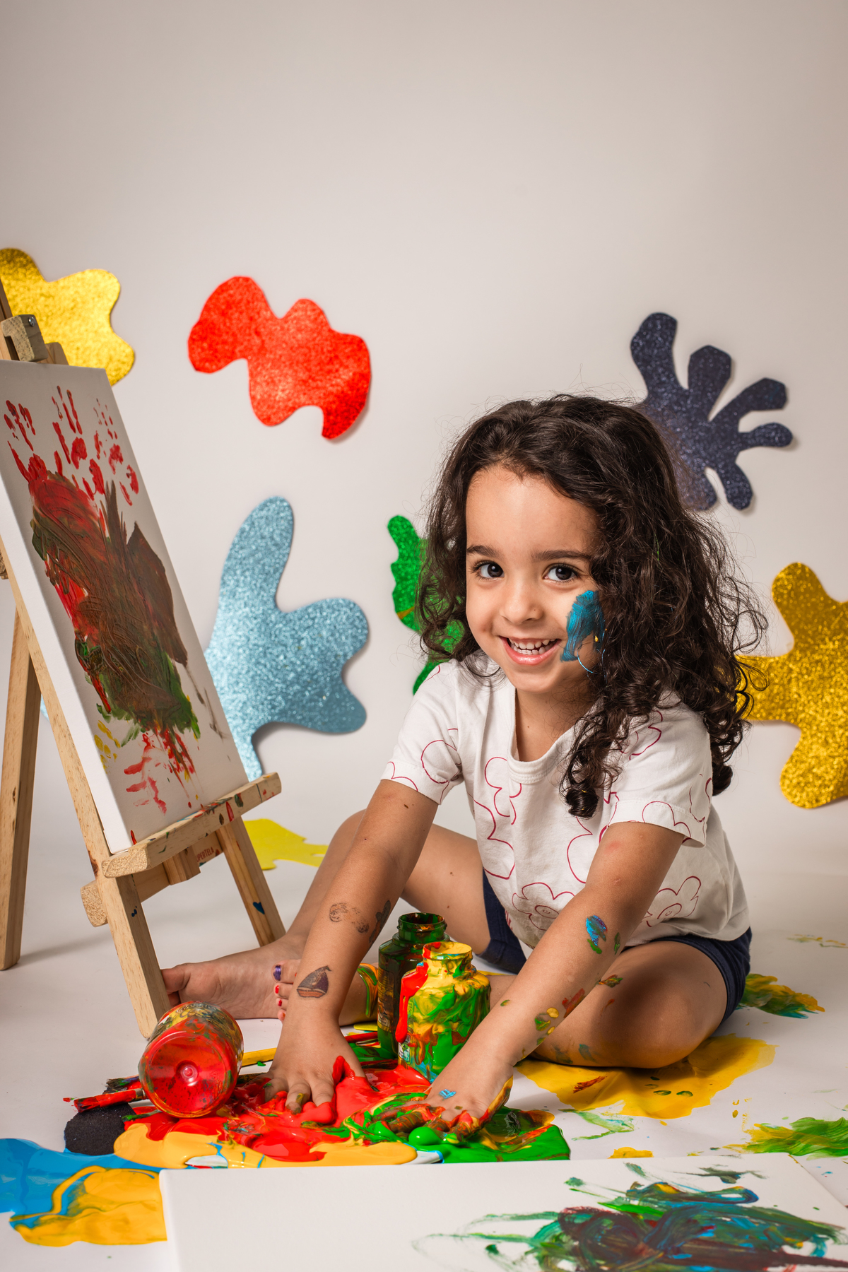 babypainting, pintura com tinta, criancapintando, brincadeiracomtinta, arteinfantil, criatividadeinfantil, ensaioinfantil, fotografiainfantil, retratoinfantil, infancia, criatividade, brincadeira, cores, expressaoartistica, momento divertido, fotoestudio