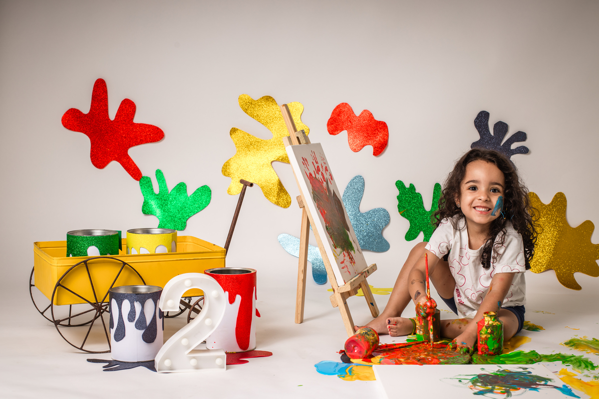 babypainting, pintura com tinta, criancapintando, brincadeiracomtinta, arteinfantil, criatividadeinfantil, ensaioinfantil, fotografiainfantil, retratoinfantil, infancia, criatividade, brincadeira, cores, expressaoartistica, momento divertido, fotoestudio