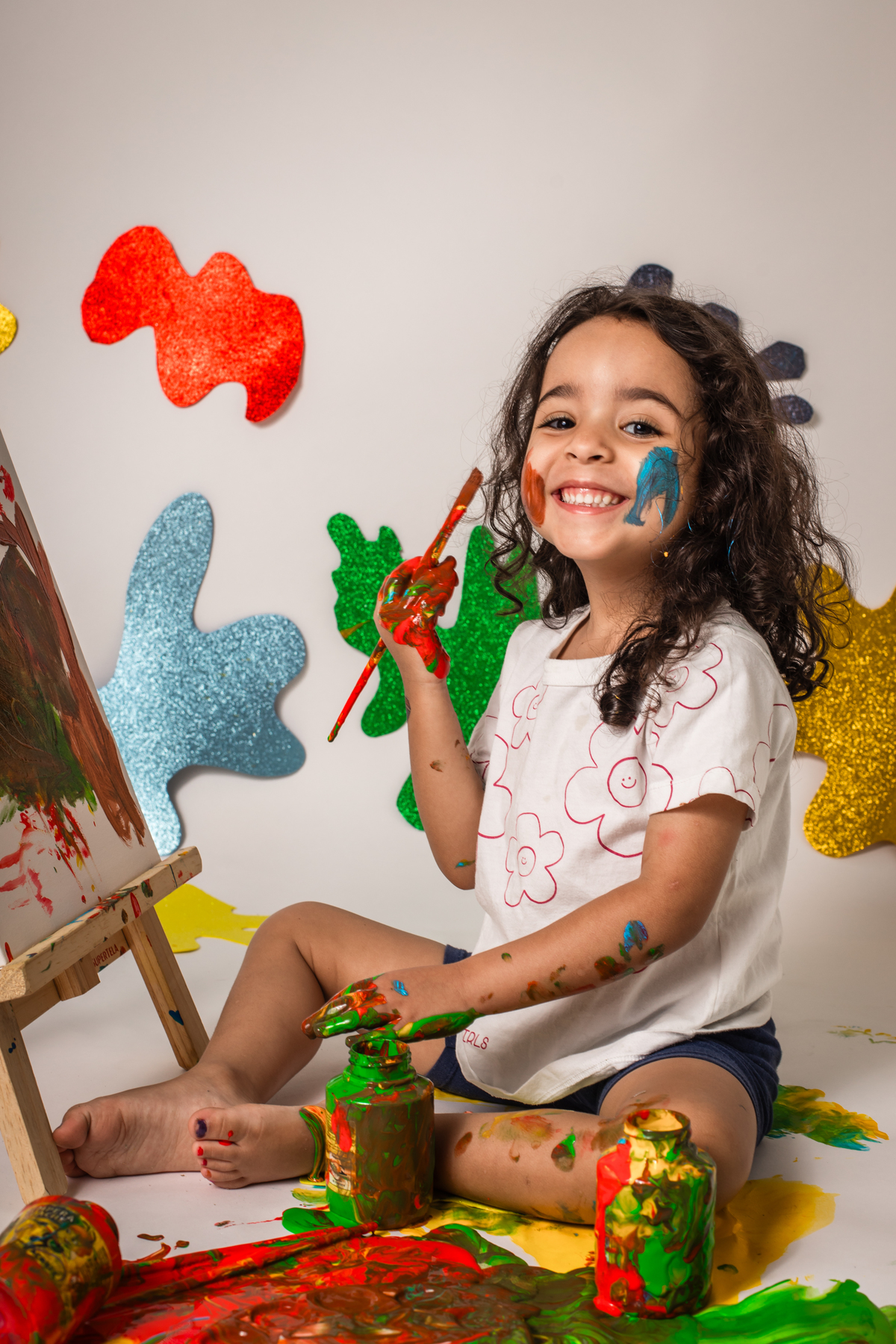 babypainting, pintura com tinta, criancapintando, brincadeiracomtinta, arteinfantil, criatividadeinfantil, ensaioinfantil, fotografiainfantil, retratoinfantil, infancia, criatividade, brincadeira, cores, expressaoartistica, momento divertido, fotoestudio