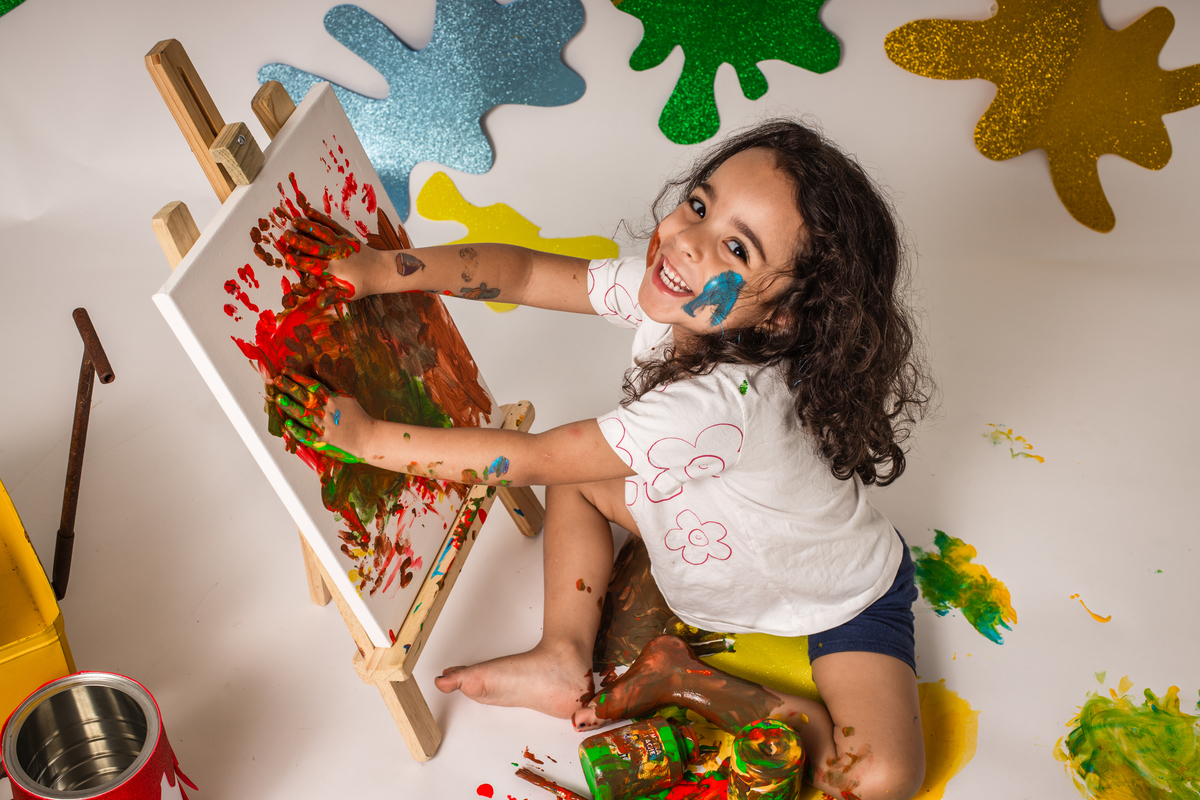 babypainting, pintura com tinta, criancapintando, brincadeiracomtinta, arteinfantil, criatividadeinfantil, ensaioinfantil, fotografiainfantil, retratoinfantil, infancia, criatividade, brincadeira, cores, expressaoartistica, momento divertido, fotoestudio