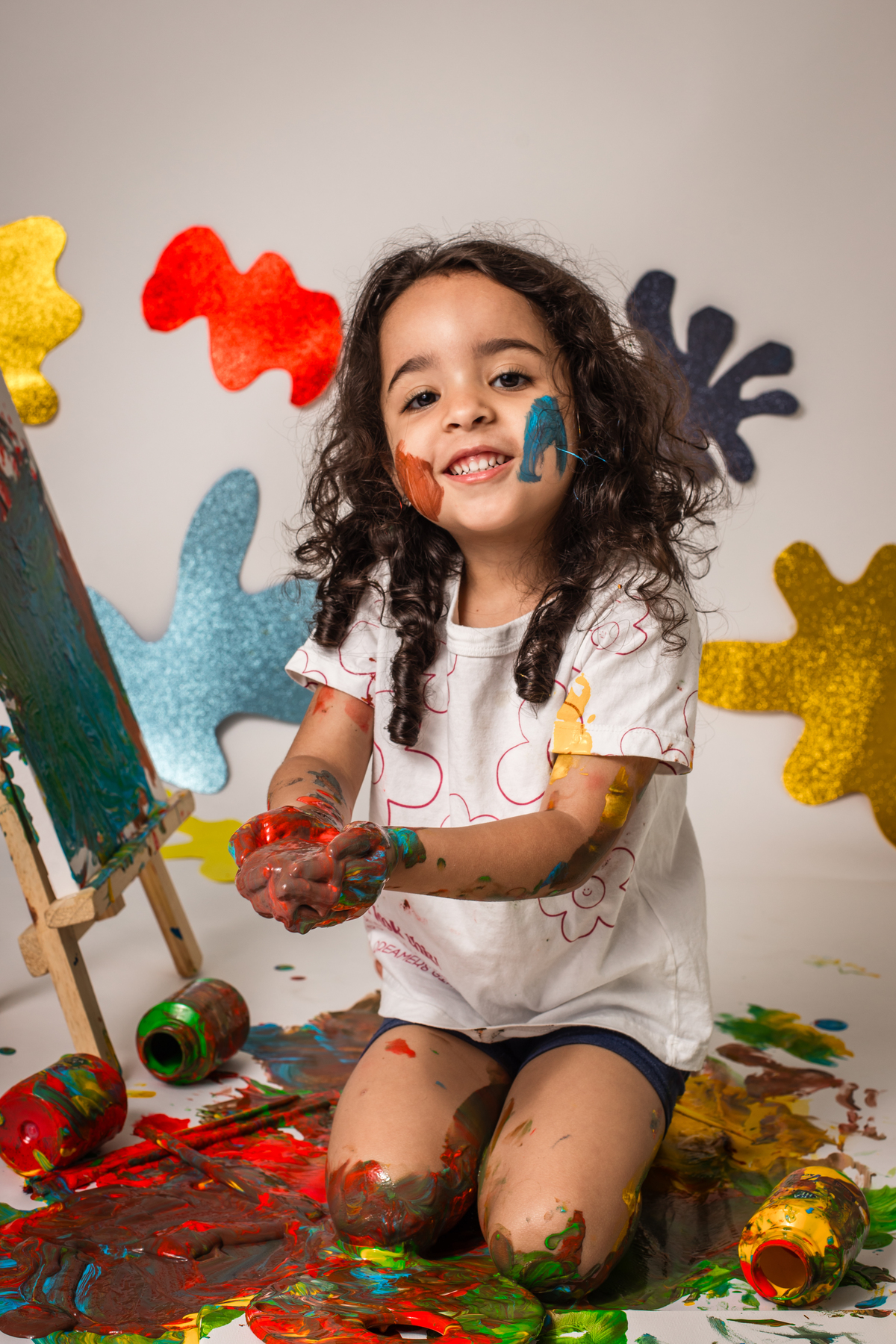 babypainting, pintura com tinta, criancapintando, brincadeiracomtinta, arteinfantil, criatividadeinfantil, ensaioinfantil, fotografiainfantil, retratoinfantil, infancia, criatividade, brincadeira, cores, expressaoartistica, momento divertido, fotoestudio