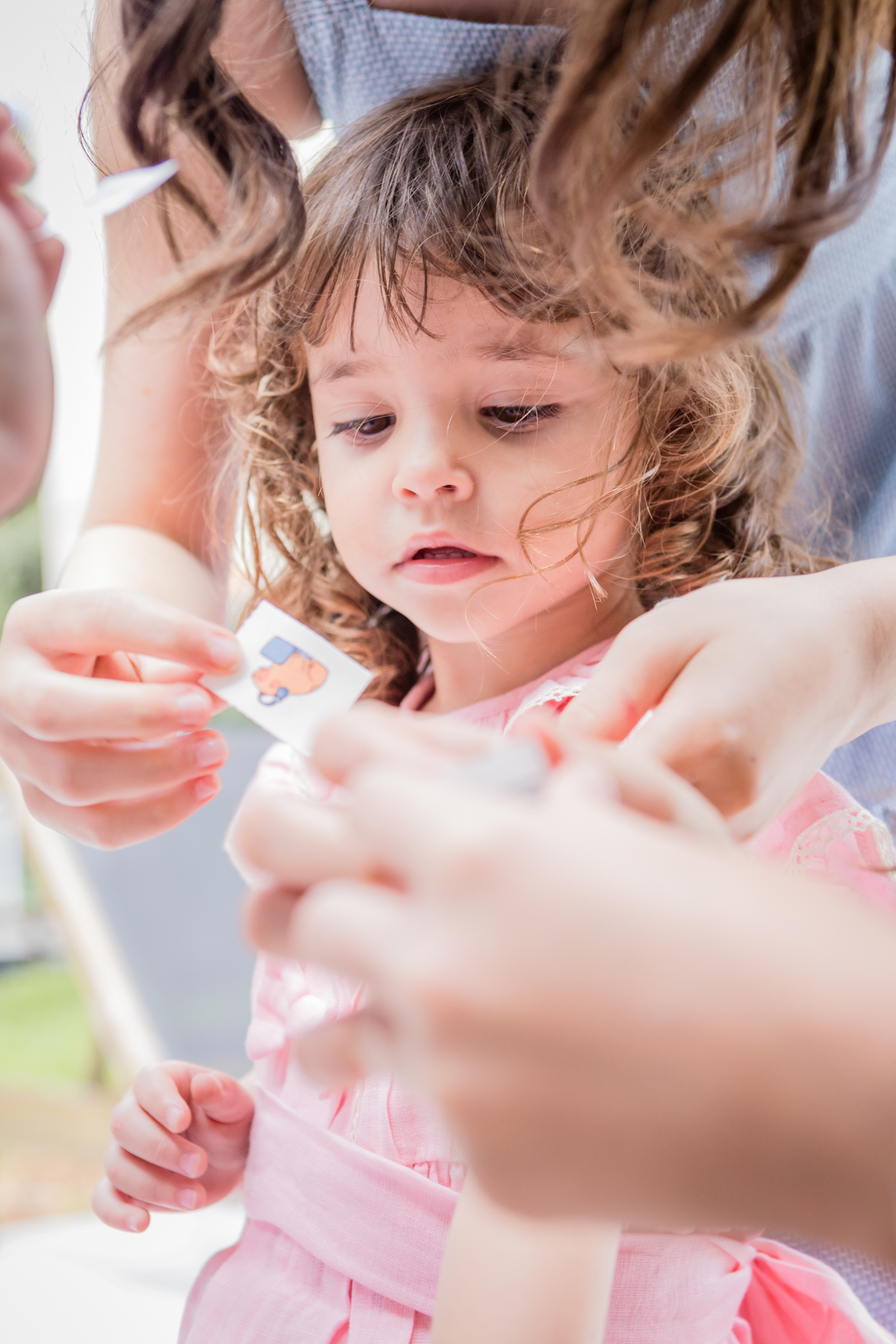 aniversário infantil, festa de 3 anos, fotografia de aniversário infantil, festa infantil, fotos de aniversário, fotografia infantil, registro de festa infantil, comemoração de 3 anos, fotógrafo infantil, festa de criança, memórias da infância, fotografia