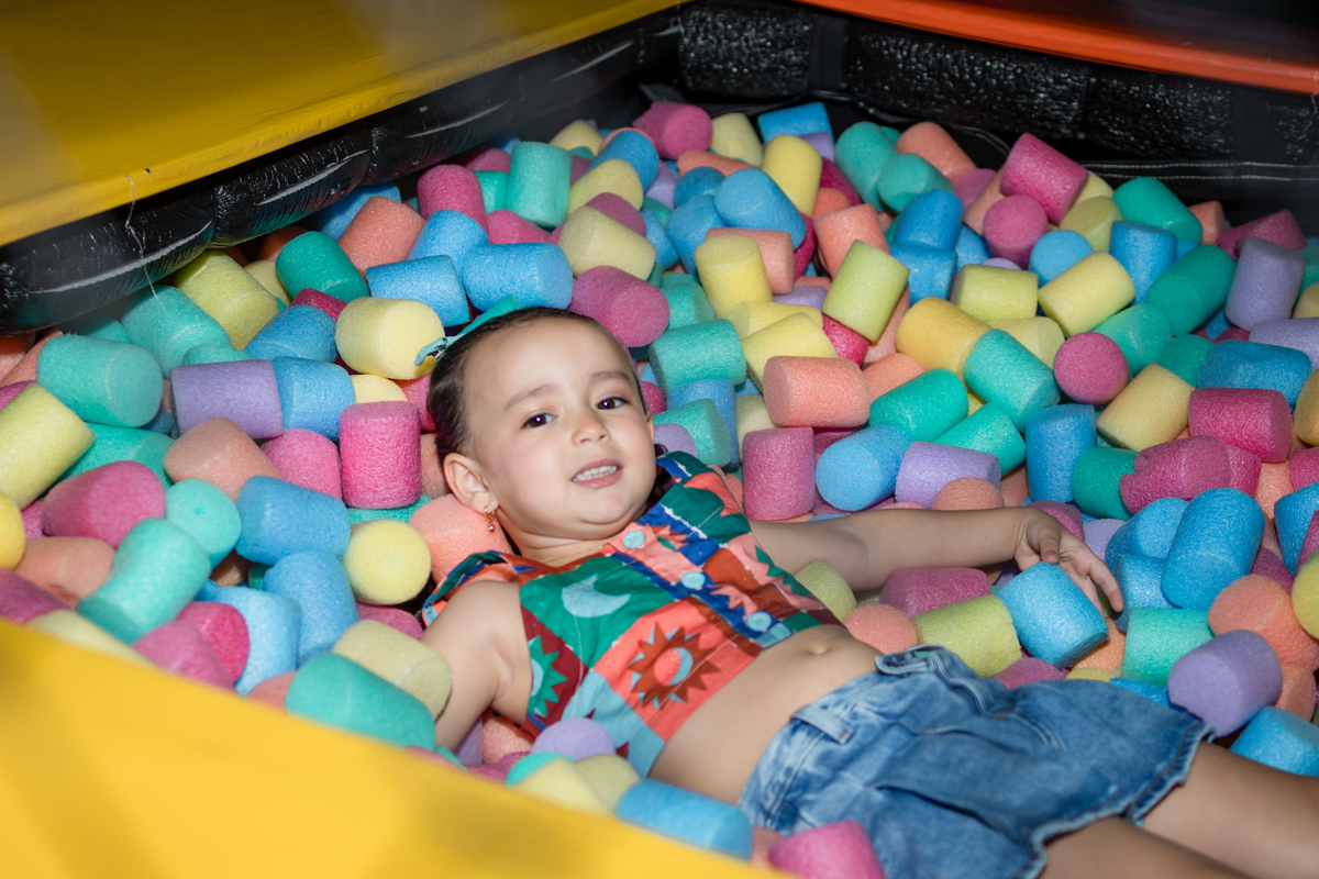 aniversário infantil, festa de 3 anos, fotografia de aniversário infantil, festa infantil, fotos de aniversário, fotografia infantil, registro de festa infantil, comemoração de 3 anos, fotógrafo infantil, festa de criança, memórias da infância, fotografia