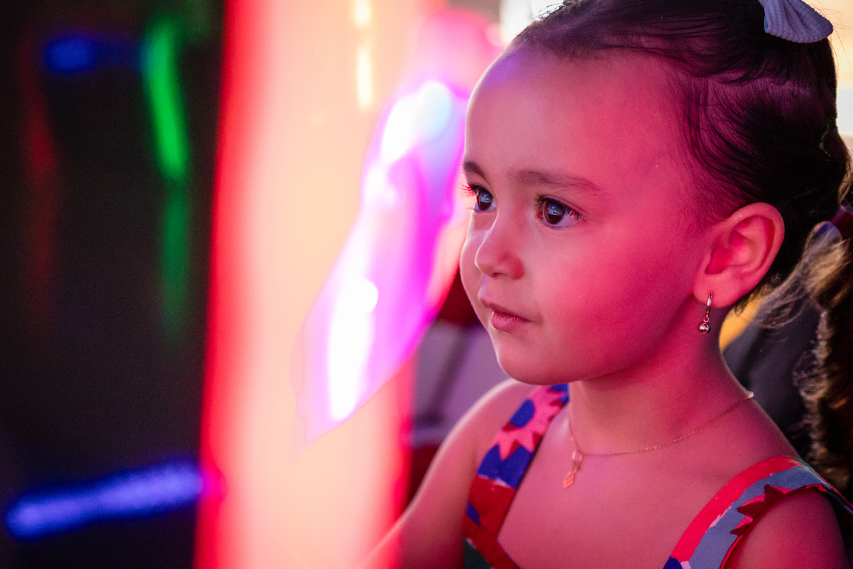 aniversário infantil, festa de 3 anos, fotografia de aniversário infantil, festa infantil, fotos de aniversário, fotografia infantil, registro de festa infantil, comemoração de 3 anos, fotógrafo infantil, festa de criança, memórias da infância, fotografia