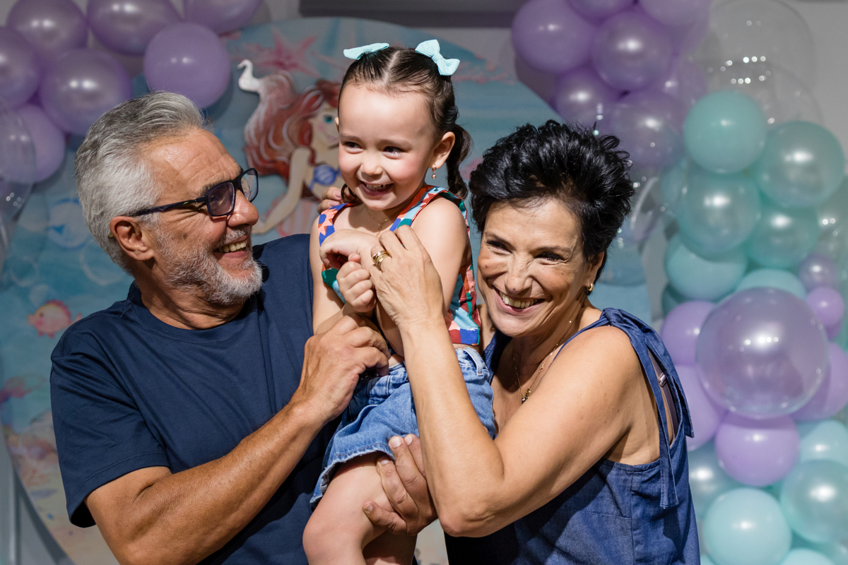 aniversário infantil, festa de 3 anos, fotografia de aniversário infantil, festa infantil, fotos de aniversário, fotografia infantil, registro de festa infantil, comemoração de 3 anos, fotógrafo infantil, festa de criança, memórias da infância, fotografia