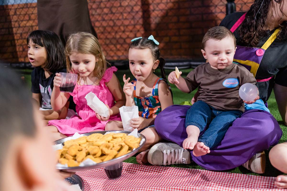 aniversário infantil, festa de 3 anos, fotografia de aniversário infantil, festa infantil, fotos de aniversário, fotografia infantil, registro de festa infantil, comemoração de 3 anos, fotógrafo infantil, festa de criança, memórias da infância, fotografia