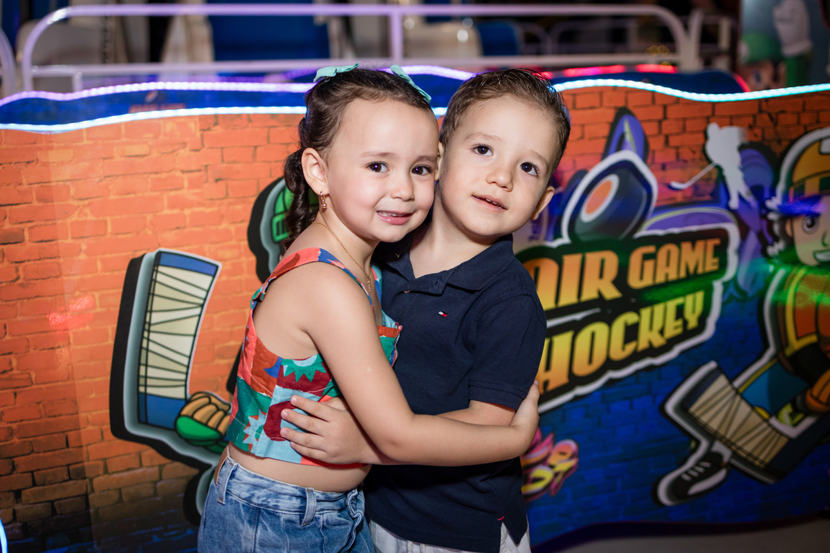 aniversário infantil, festa de 3 anos, fotografia de aniversário infantil, festa infantil, fotos de aniversário, fotografia infantil, registro de festa infantil, comemoração de 3 anos, fotógrafo infantil, festa de criança, memórias da infância, fotografia