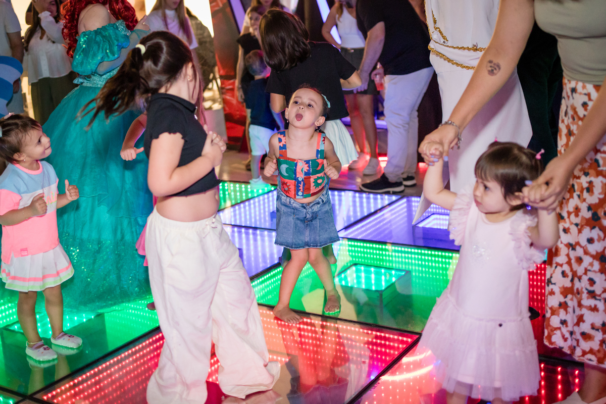 aniversário infantil, festa de 3 anos, fotografia de aniversário infantil, festa infantil, fotos de aniversário, fotografia infantil, registro de festa infantil, comemoração de 3 anos, fotógrafo infantil, festa de criança, memórias da infância, fotografia