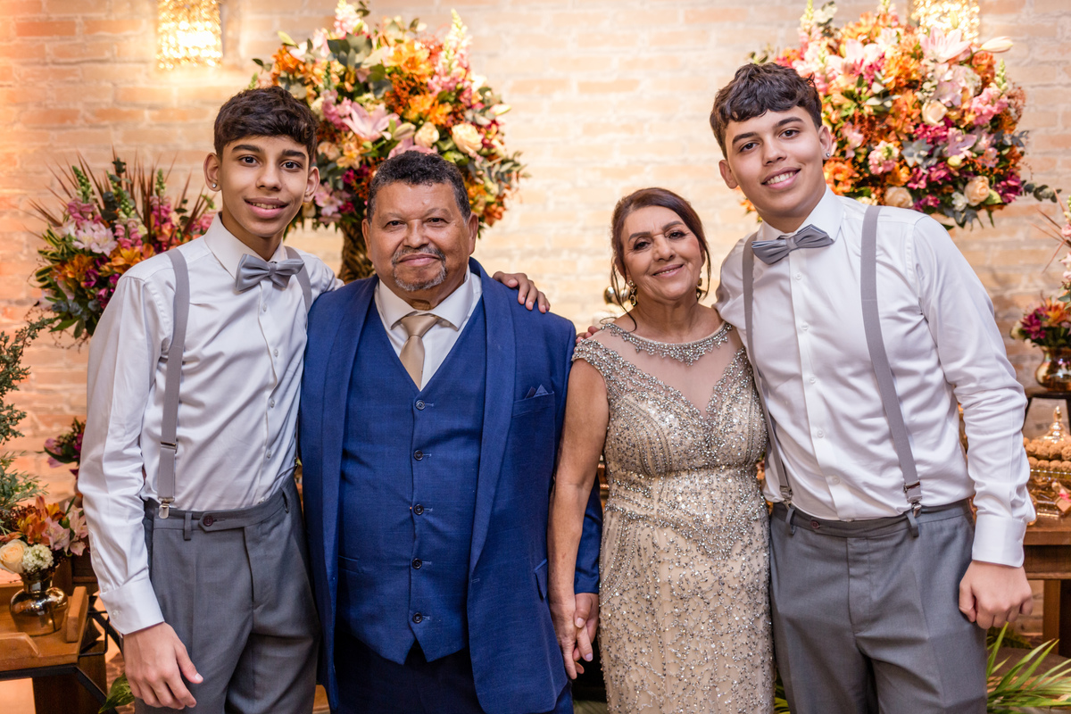 Bodas de ouro, casamento, 50anos, 50 anos casados, celebração, renovação de votos, festa, balada, decoração, fotografia de casamento, ensaio de casal, elegancia, doces de festa.