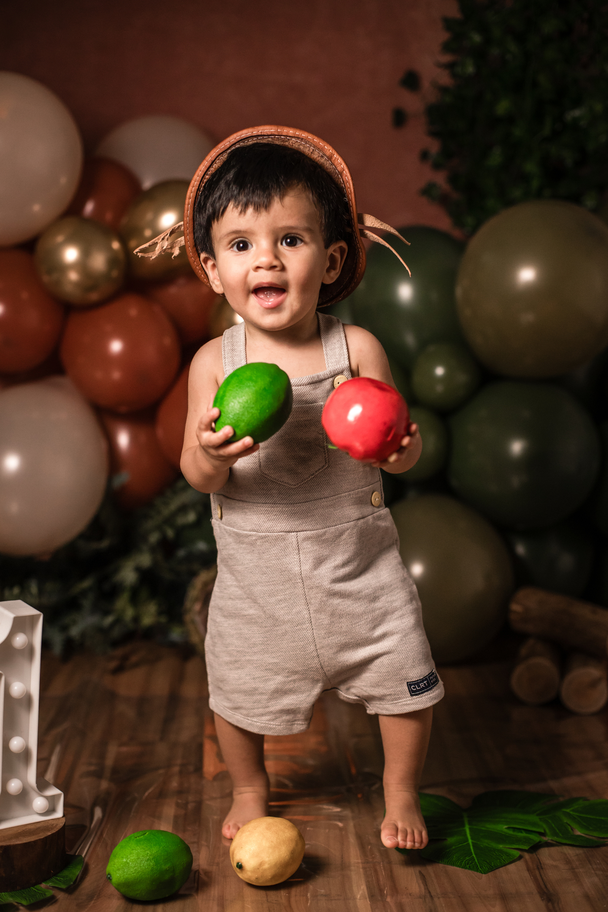 smash the fruit, ensaio infantil, lara 1 ano, estúdio fotográfico, são caetano do sul, fatia do tempo, fotografia criativa, frutas coloridas, bebê sorrindo, aniversário de 1 ano, ensaio divertido, fotografia de bebê, cores vibrantes, infância feliz, fotos