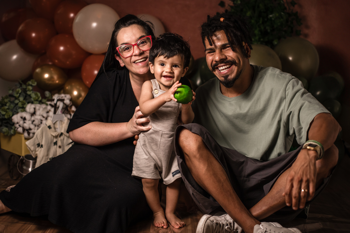 smash the fruit, ensaio infantil, lara 1 ano, estúdio fotográfico, são caetano do sul, fatia do tempo, fotografia criativa, frutas coloridas, bebê sorrindo, aniversário de 1 ano, ensaio divertido, fotografia de bebê, cores vibrantes, infância feliz, fotos