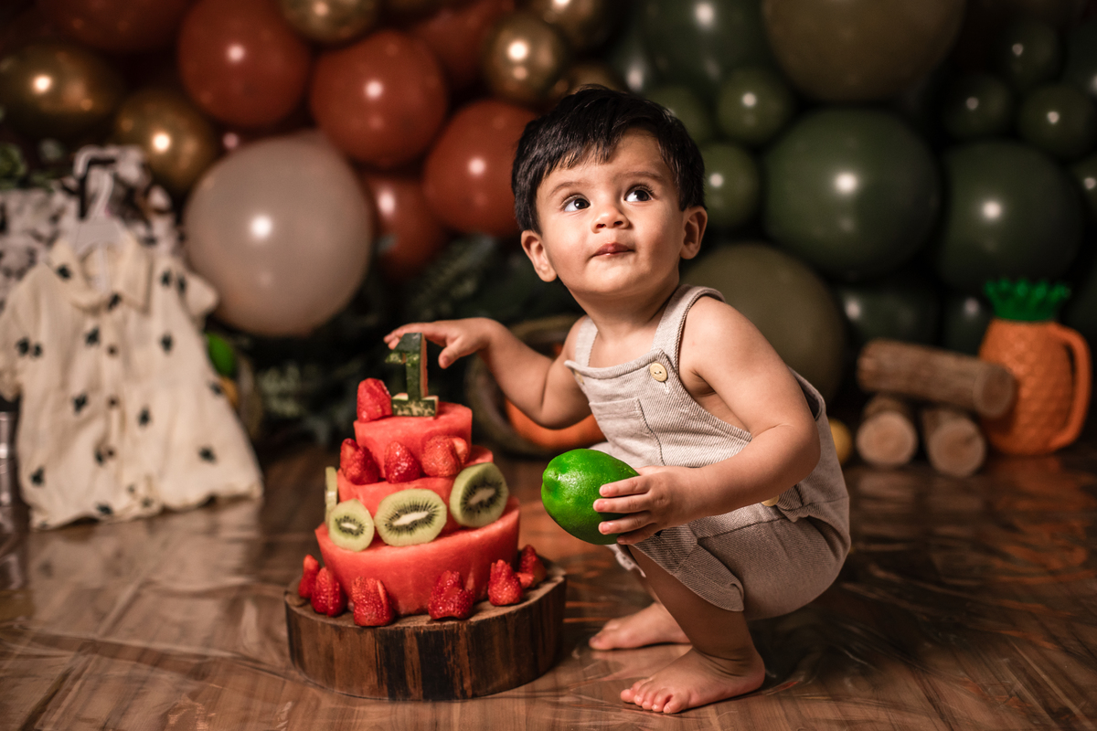 smash the fruit, ensaio infantil, lara 1 ano, estúdio fotográfico, são caetano do sul, fatia do tempo, fotografia criativa, frutas coloridas, bebê sorrindo, aniversário de 1 ano, ensaio divertido, fotografia de bebê, cores vibrantes, infância feliz, fotos
