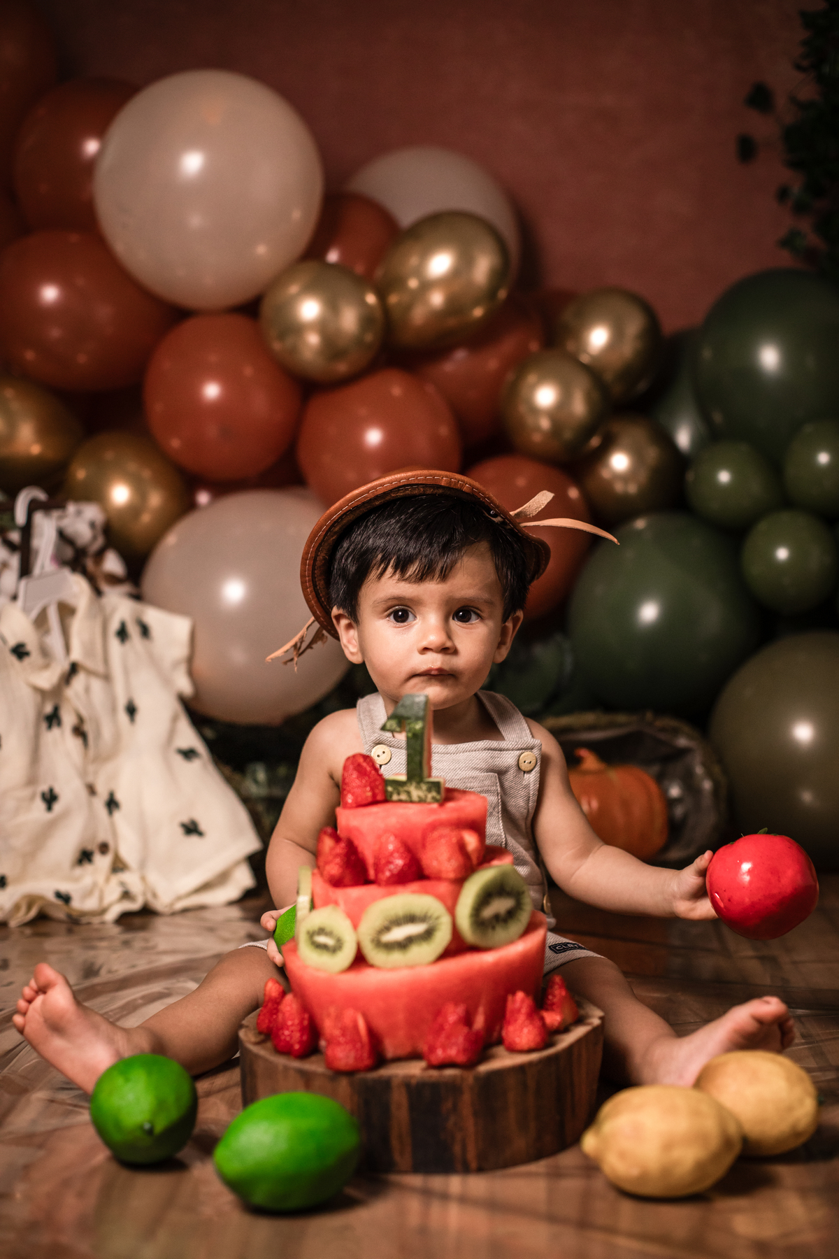 smash the fruit, ensaio infantil, lara 1 ano, estúdio fotográfico, são caetano do sul, fatia do tempo, fotografia criativa, frutas coloridas, bebê sorrindo, aniversário de 1 ano, ensaio divertido, fotografia de bebê, cores vibrantes, infância feliz, fotos