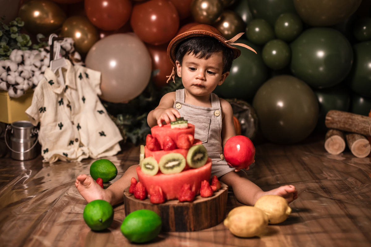 smash the fruit, ensaio infantil, lara 1 ano, estúdio fotográfico, são caetano do sul, fatia do tempo, fotografia criativa, frutas coloridas, bebê sorrindo, aniversário de 1 ano, ensaio divertido, fotografia de bebê, cores vibrantes, infância feliz, fotos
