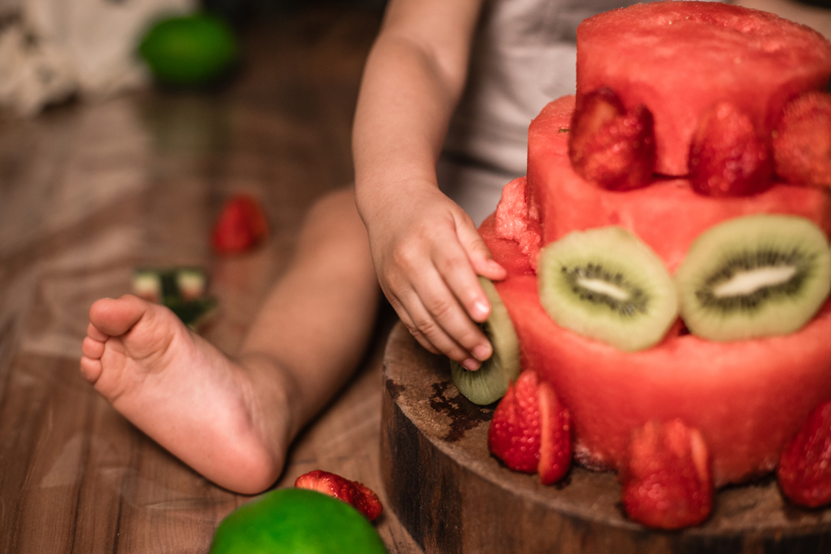 smash the fruit, ensaio infantil, lara 1 ano, estúdio fotográfico, são caetano do sul, fatia do tempo, fotografia criativa, frutas coloridas, bebê sorrindo, aniversário de 1 ano, ensaio divertido, fotografia de bebê, cores vibrantes, infância feliz, fotos