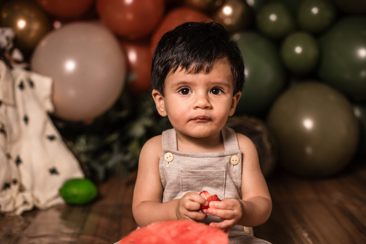 smash the fruit, ensaio infantil, lara 1 ano, estúdio fotográfico, são caetano do sul, fatia do tempo, fotografia criativa, frutas coloridas, bebê sorrindo, aniversário de 1 ano, ensaio divertido, fotografia de bebê, cores vibrantes, infância feliz, fotos