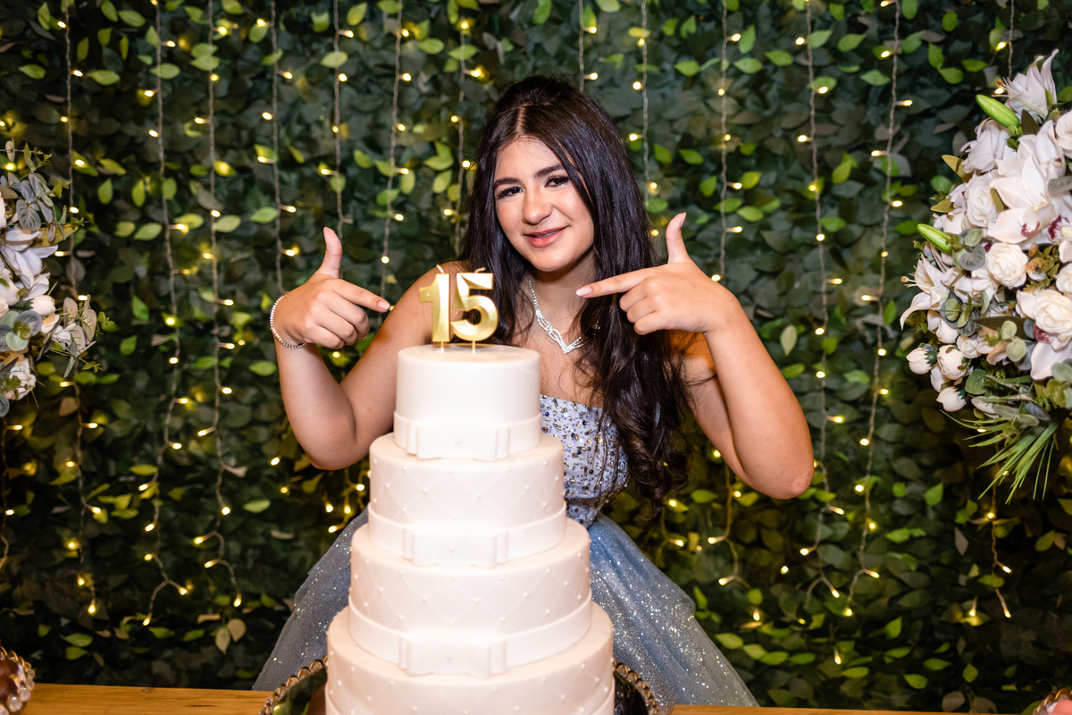 15anos, debutante, festade15anos, xvanos, decoracaode15anos, festaglam, decoracaomoderna, neonparty, festasofisticada, fotografiadeeventos, eventos15anos, decoracaodebutante, partydecor, cenário, brilho, requinte, estilo, decoração, vestido, balada