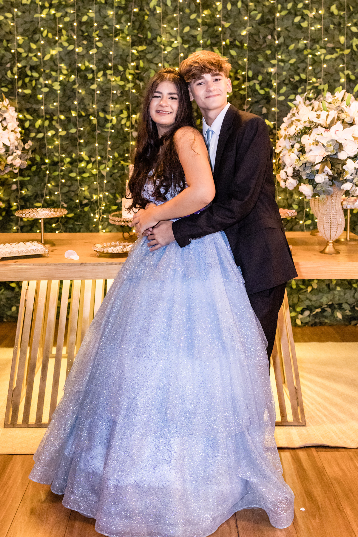 15anos, debutante, festade15anos, xvanos, decoracaode15anos, festaglam, decoracaomoderna, neonparty, festasofisticada, fotografiadeeventos, eventos15anos, decoracaodebutante, partydecor, cenário, brilho, requinte, estilo, decoração, vestido, balada
