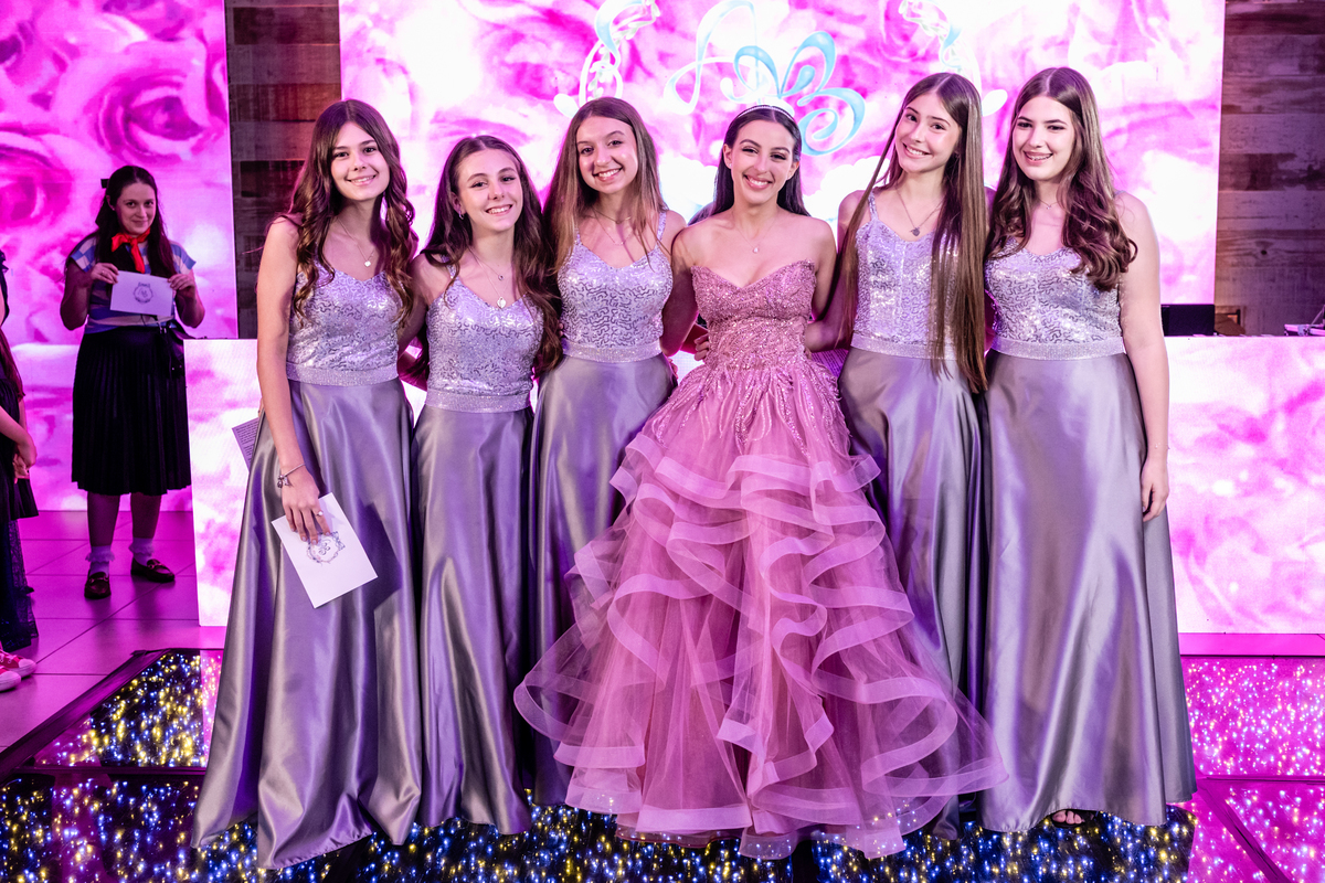 15anos, debutante, festade15anos, xvanos, decoracaode15anos, festaglam, decoracaomoderna, neonparty, festasofisticada, fotografiadeeventos, eventos15anos, decoracaodebutante, partydecor, cenário, brilho, requinte, estilo, decoração, vestido, balada