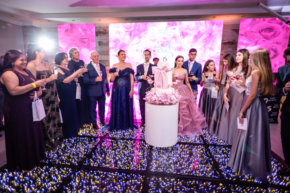 15anos, debutante, festade15anos, xvanos, decoracaode15anos, festaglam, decoracaomoderna, neonparty, festasofisticada, fotografiadeeventos, eventos15anos, decoracaodebutante, partydecor, cenário, brilho, requinte, estilo, decoração, vestido, balada