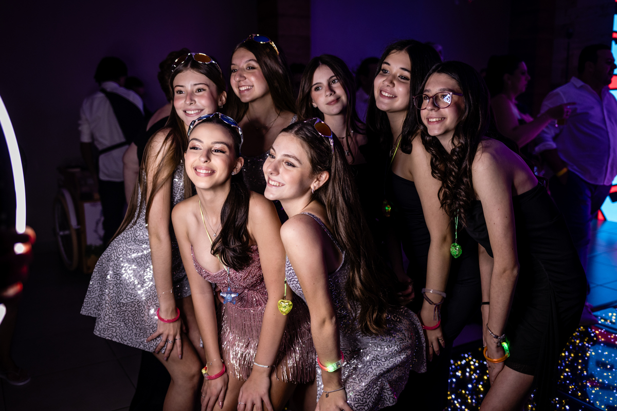 15anos, debutante, festade15anos, xvanos, decoracaode15anos, festaglam, decoracaomoderna, neonparty, festasofisticada, fotografiadeeventos, eventos15anos, decoracaodebutante, partydecor, cenário, brilho, requinte, estilo, decoração, vestido, balada