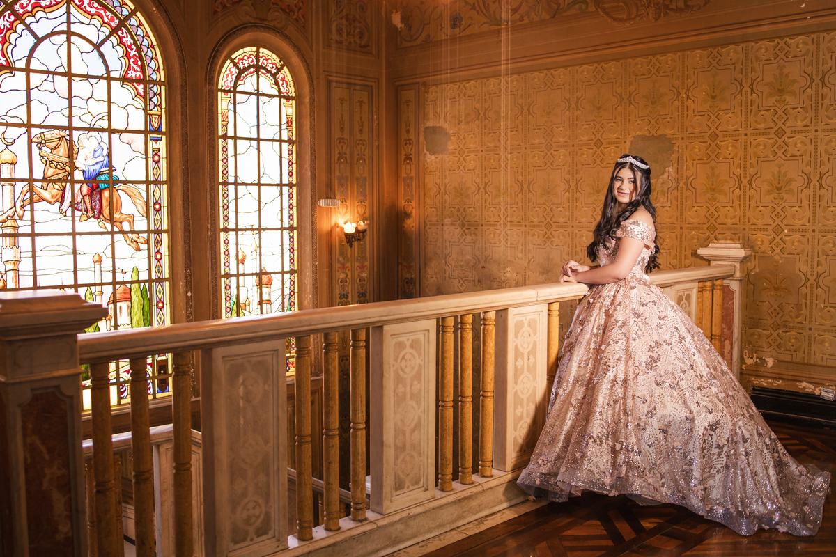ensaio fotográfico, 15 anos, debutante, Museu do Ipiranga, museu, natureza, campo, vestido de debutante, luz natural, sol, elegância, juventude, celebração, flores, fotos externas, ensaio ao ar livre, beleza natural, sorriso, espontaneidade, emoção