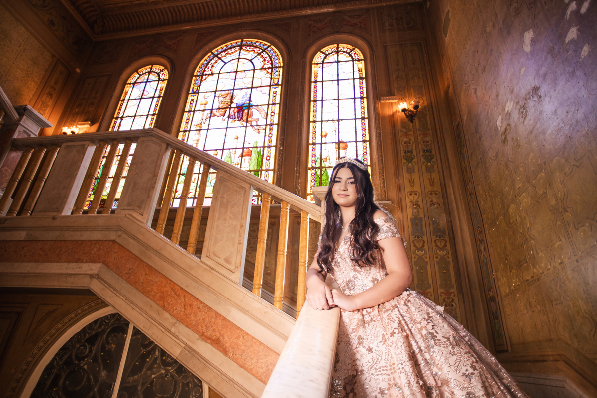 ensaio fotográfico, 15 anos, debutante, Museu do Ipiranga, museu, natureza, campo, vestido de debutante, luz natural, sol, elegância, juventude, celebração, flores, fotos externas, ensaio ao ar livre, beleza natural, sorriso, espontaneidade, emoção
