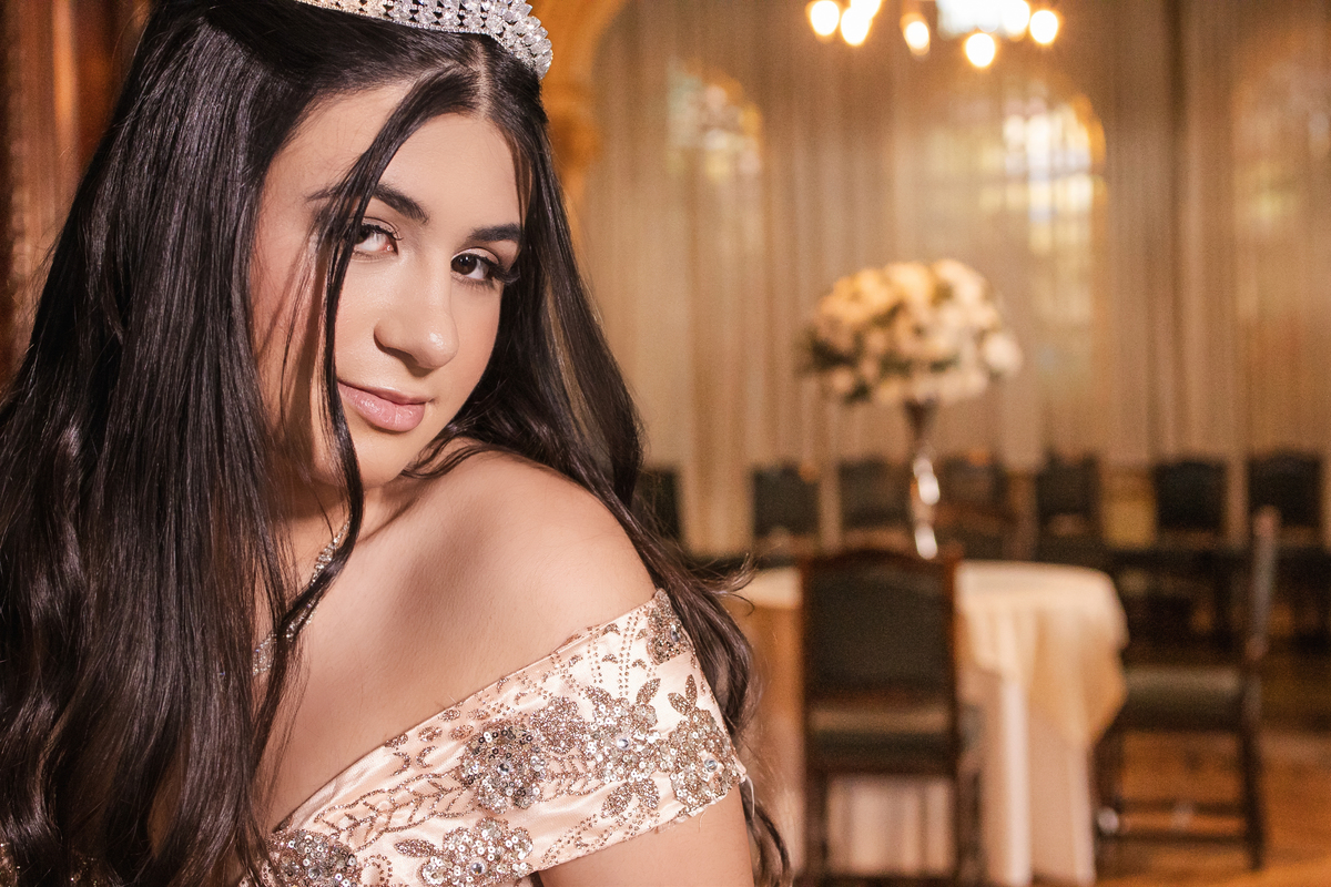 ensaio fotográfico, 15 anos, debutante, Museu do Ipiranga, museu, natureza, campo, vestido de debutante, luz natural, sol, elegância, juventude, celebração, flores, fotos externas, ensaio ao ar livre, beleza natural, sorriso, espontaneidade, emoção