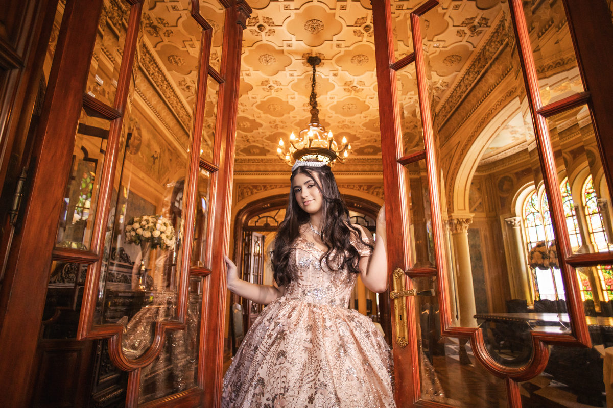 ensaio fotográfico, 15 anos, debutante, Museu do Ipiranga, museu, natureza, campo, vestido de debutante, luz natural, sol, elegância, juventude, celebração, flores, fotos externas, ensaio ao ar livre, beleza natural, sorriso, espontaneidade, emoção