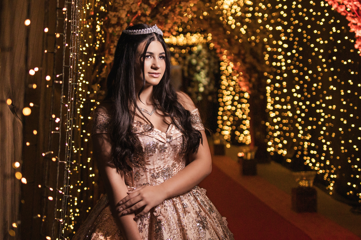ensaio fotográfico, 15 anos, debutante, Museu do Ipiranga, museu, natureza, campo, vestido de debutante, luz natural, sol, elegância, juventude, celebração, flores, fotos externas, ensaio ao ar livre, beleza natural, sorriso, espontaneidade, emoção