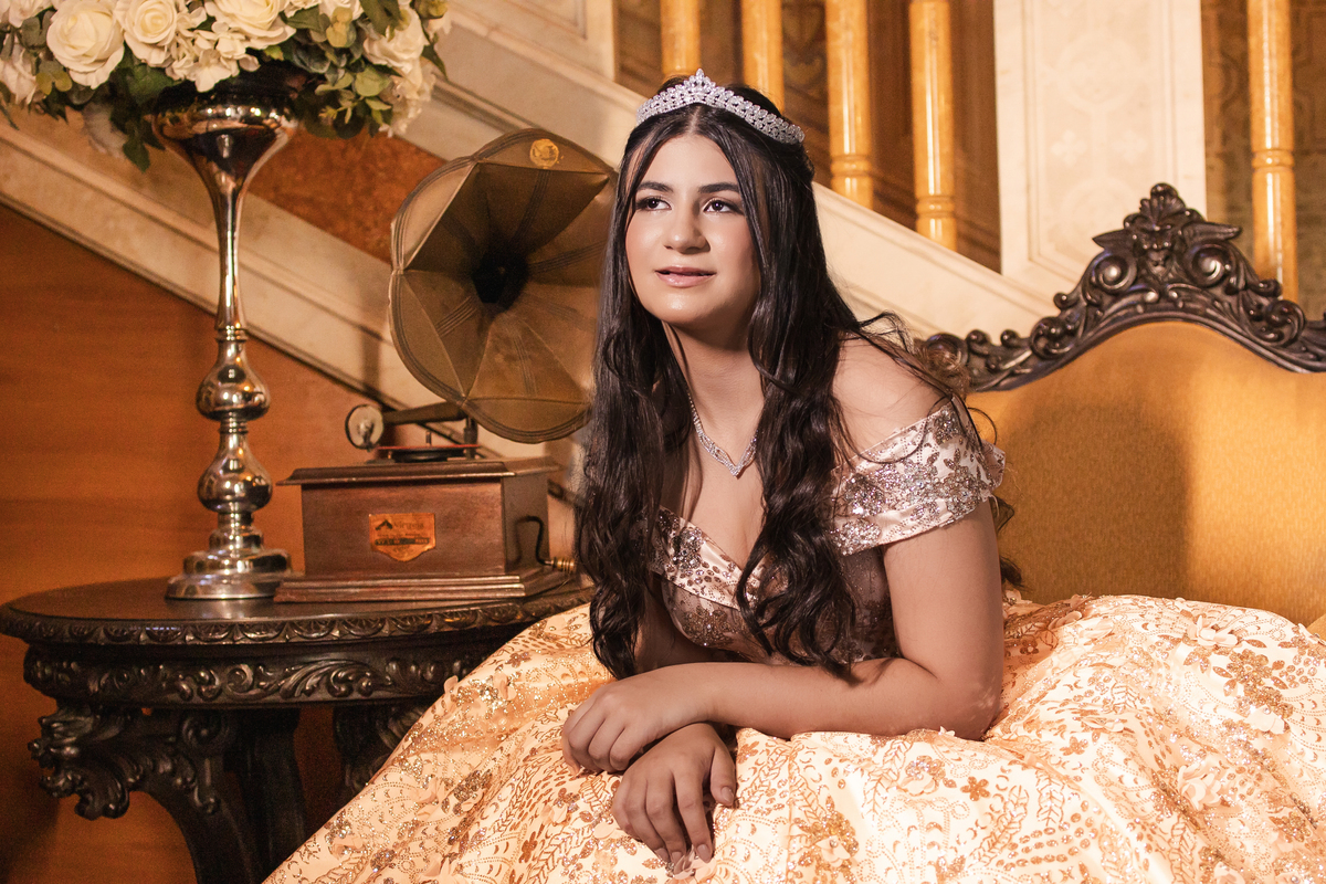 ensaio fotográfico, 15 anos, debutante, Museu do Ipiranga, museu, natureza, campo, vestido de debutante, luz natural, sol, elegância, juventude, celebração, flores, fotos externas, ensaio ao ar livre, beleza natural, sorriso, espontaneidade, emoção