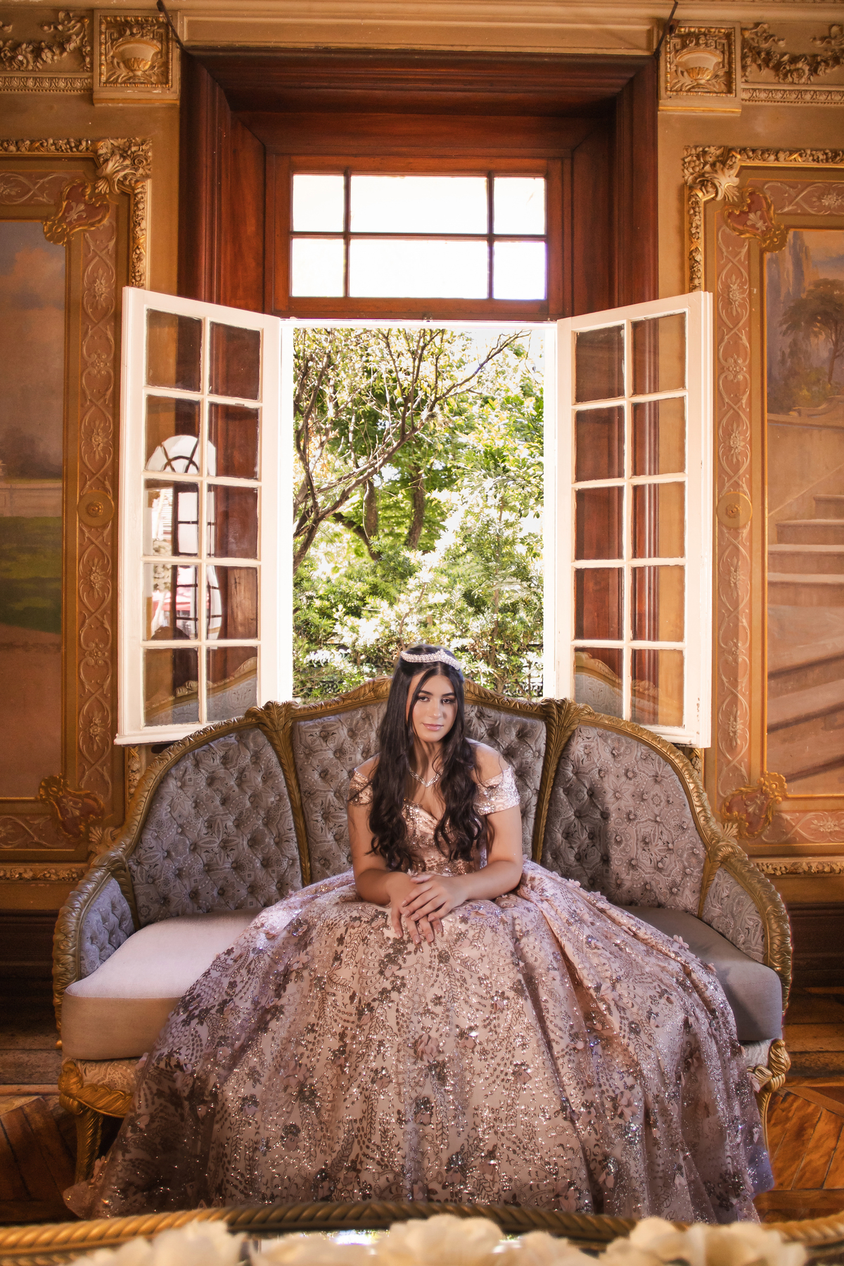 ensaio fotográfico, 15 anos, debutante, Museu do Ipiranga, museu, natureza, campo, vestido de debutante, luz natural, sol, elegância, juventude, celebração, flores, fotos externas, ensaio ao ar livre, beleza natural, sorriso, espontaneidade, emoção