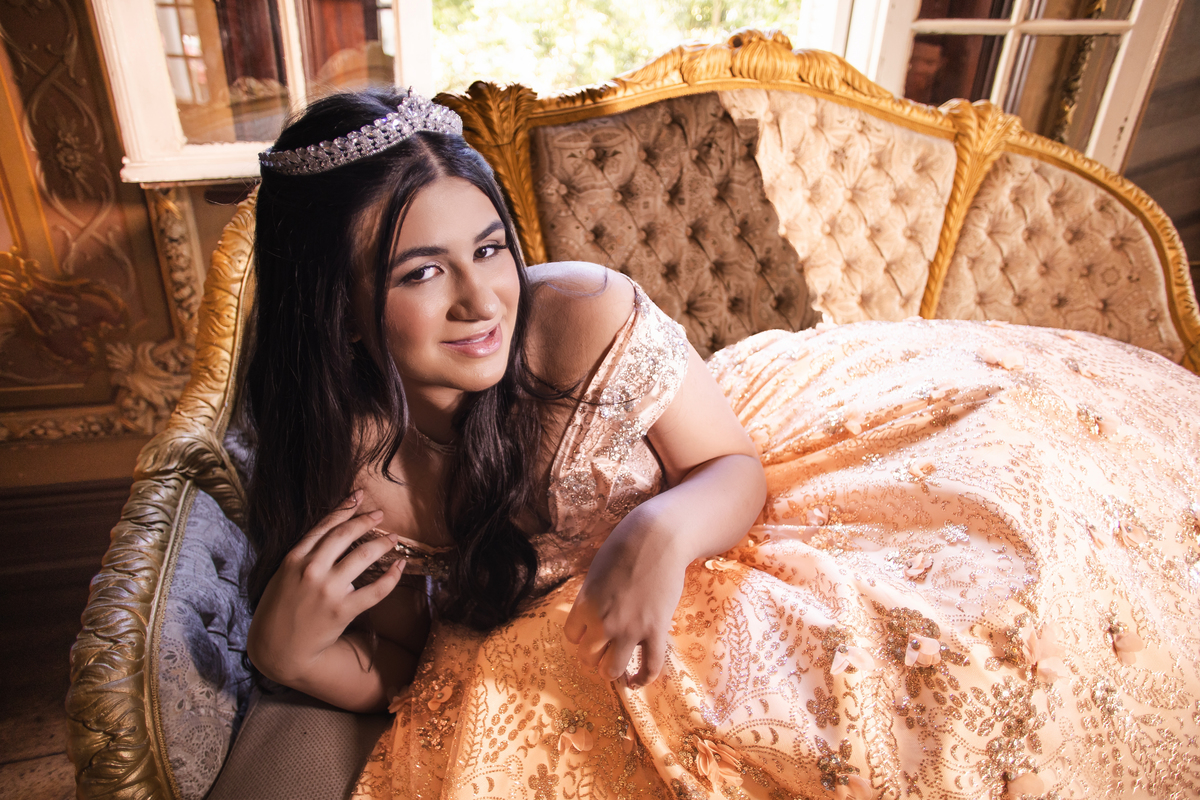 ensaio fotográfico, 15 anos, debutante, Museu do Ipiranga, museu, natureza, campo, vestido de debutante, luz natural, sol, elegância, juventude, celebração, flores, fotos externas, ensaio ao ar livre, beleza natural, sorriso, espontaneidade, emoção