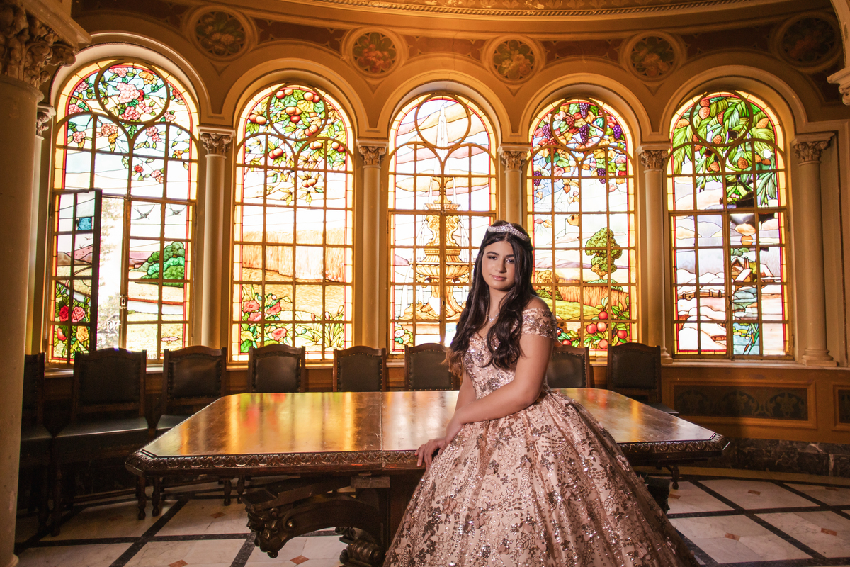 ensaio fotográfico, 15 anos, debutante, Museu do Ipiranga, museu, natureza, campo, vestido de debutante, luz natural, sol, elegância, juventude, celebração, flores, fotos externas, ensaio ao ar livre, beleza natural, sorriso, espontaneidade, emoção