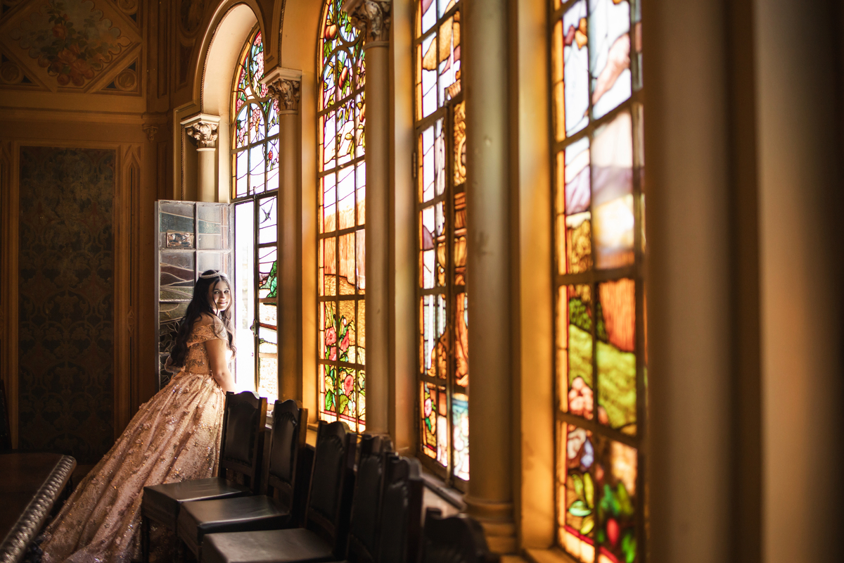 ensaio fotográfico, 15 anos, debutante, Museu do Ipiranga, museu, natureza, campo, vestido de debutante, luz natural, sol, elegância, juventude, celebração, flores, fotos externas, ensaio ao ar livre, beleza natural, sorriso, espontaneidade, emoção