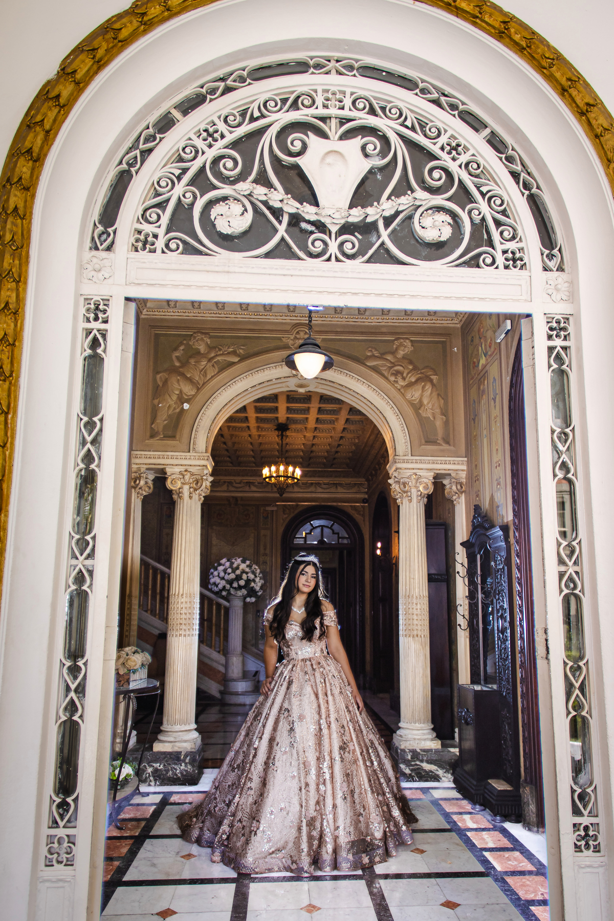 ensaio fotográfico, 15 anos, debutante, Museu do Ipiranga, museu, natureza, campo, vestido de debutante, luz natural, sol, elegância, juventude, celebração, flores, fotos externas, ensaio ao ar livre, beleza natural, sorriso, espontaneidade, emoção
