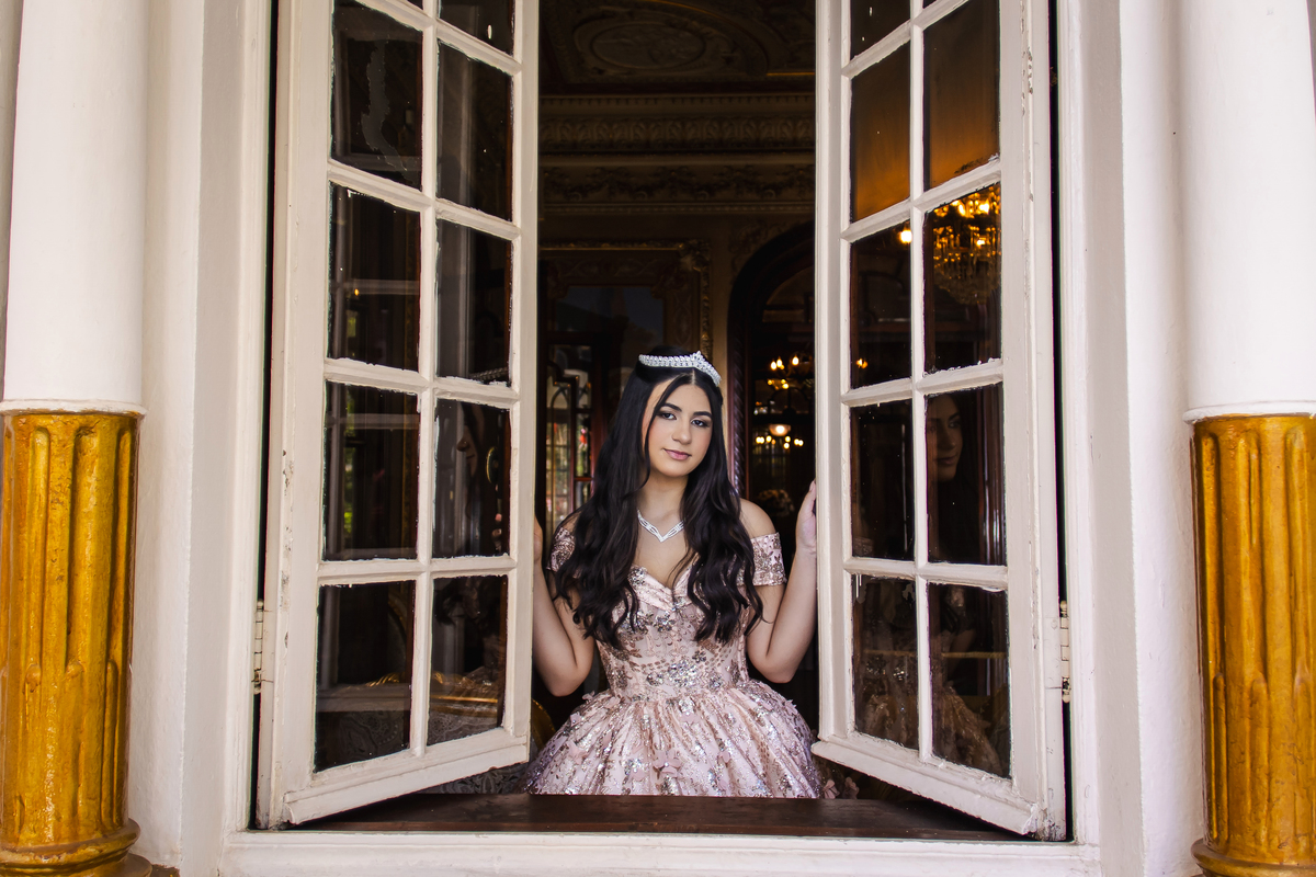 ensaio fotográfico, 15 anos, debutante, Museu do Ipiranga, museu, natureza, campo, vestido de debutante, luz natural, sol, elegância, juventude, celebração, flores, fotos externas, ensaio ao ar livre, beleza natural, sorriso, espontaneidade, emoção