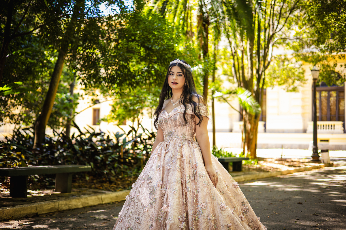 ensaio fotográfico, 15 anos, debutante, Museu do Ipiranga, museu, natureza, campo, vestido de debutante, luz natural, sol, elegância, juventude, celebração, flores, fotos externas, ensaio ao ar livre, beleza natural, sorriso, espontaneidade, emoção