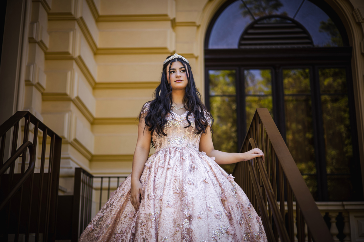 ensaio fotográfico, 15 anos, debutante, Museu do Ipiranga, museu, natureza, campo, vestido de debutante, luz natural, sol, elegância, juventude, celebração, flores, fotos externas, ensaio ao ar livre, beleza natural, sorriso, espontaneidade, emoção