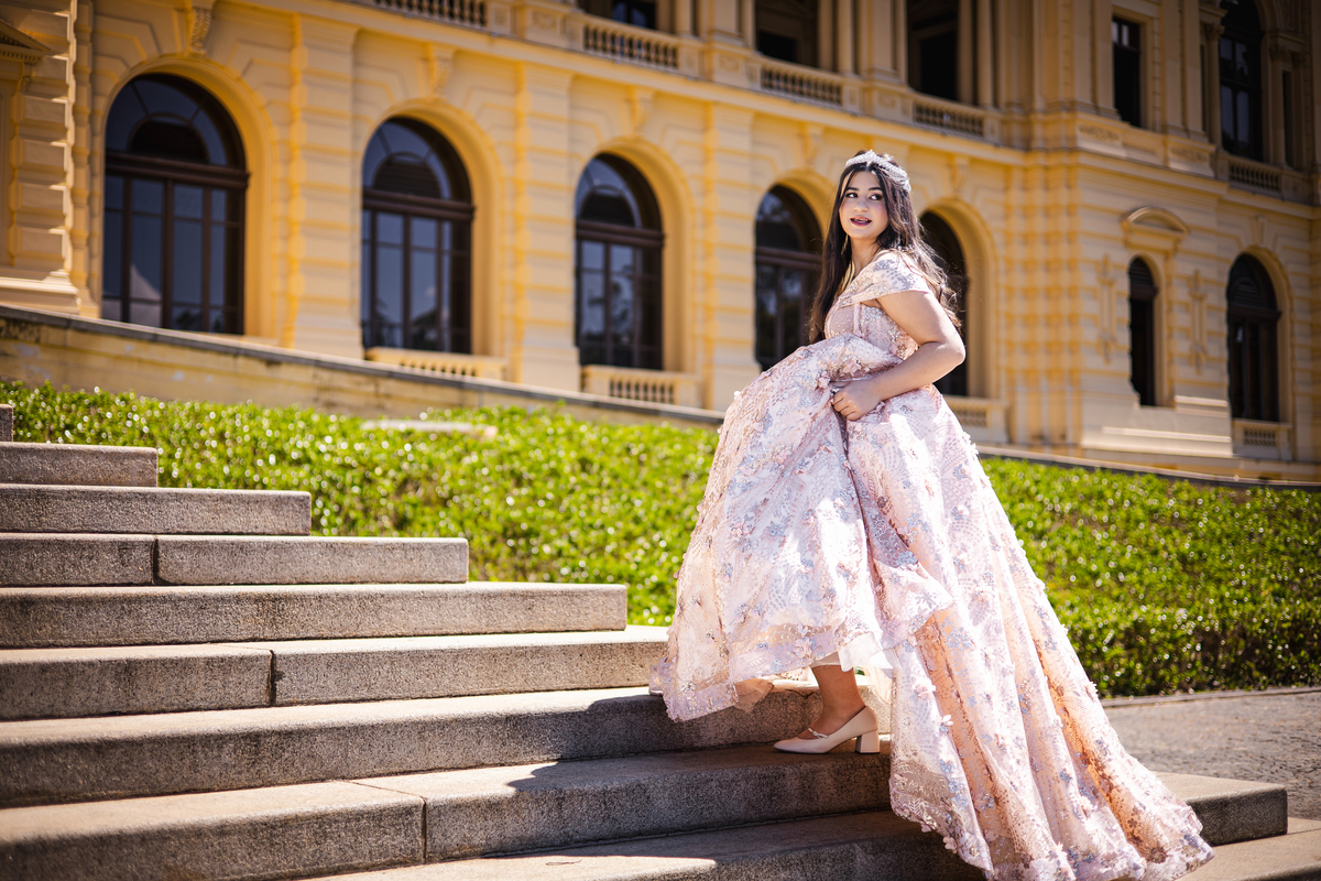 ensaio fotográfico, 15 anos, debutante, Museu do Ipiranga, museu, natureza, campo, vestido de debutante, luz natural, sol, elegância, juventude, celebração, flores, fotos externas, ensaio ao ar livre, beleza natural, sorriso, espontaneidade, emoção