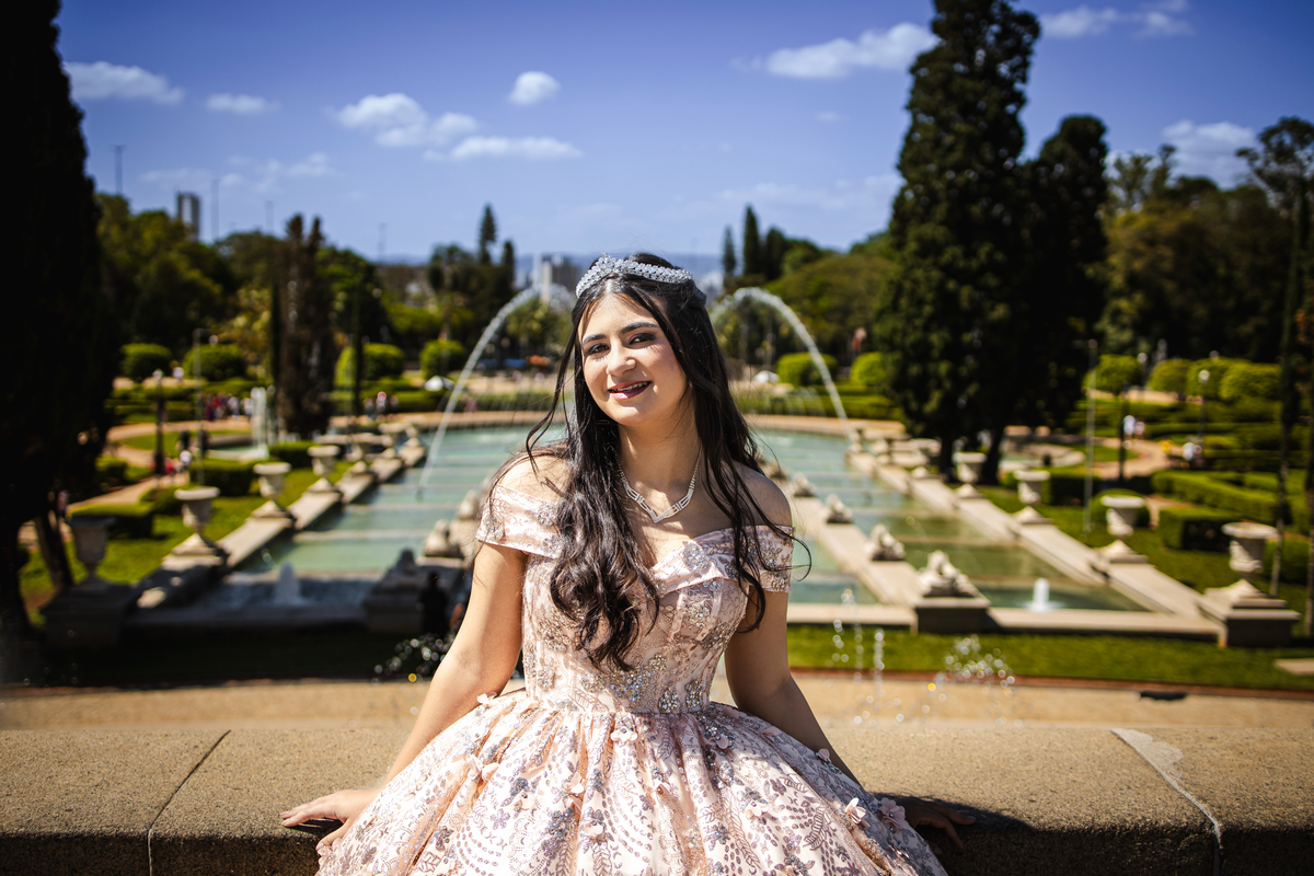 ensaio fotográfico, 15 anos, debutante, Museu do Ipiranga, museu, natureza, campo, vestido de debutante, luz natural, sol, elegância, juventude, celebração, flores, fotos externas, ensaio ao ar livre, beleza natural, sorriso, espontaneidade, emoção