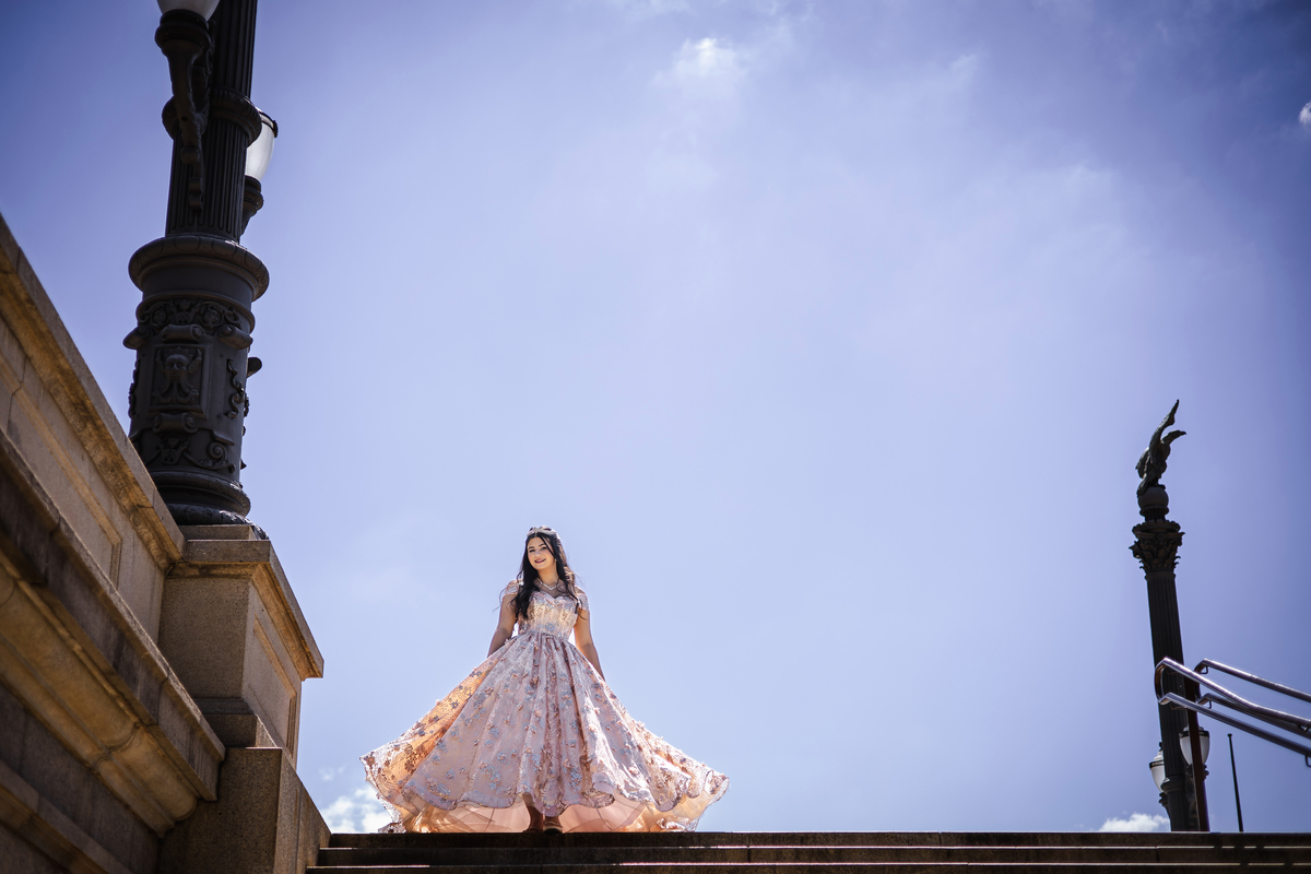 ensaio fotográfico, 15 anos, debutante, Museu do Ipiranga, museu, natureza, campo, vestido de debutante, luz natural, sol, elegância, juventude, celebração, flores, fotos externas, ensaio ao ar livre, beleza natural, sorriso, espontaneidade, emoção
