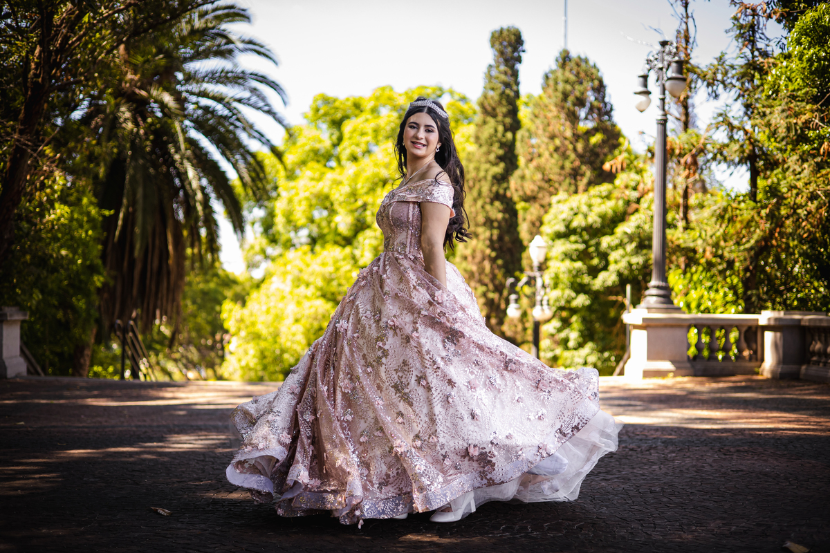 ensaio fotográfico, 15 anos, debutante, Museu do Ipiranga, museu, natureza, campo, vestido de debutante, luz natural, sol, elegância, juventude, celebração, flores, fotos externas, ensaio ao ar livre, beleza natural, sorriso, espontaneidade, emoção