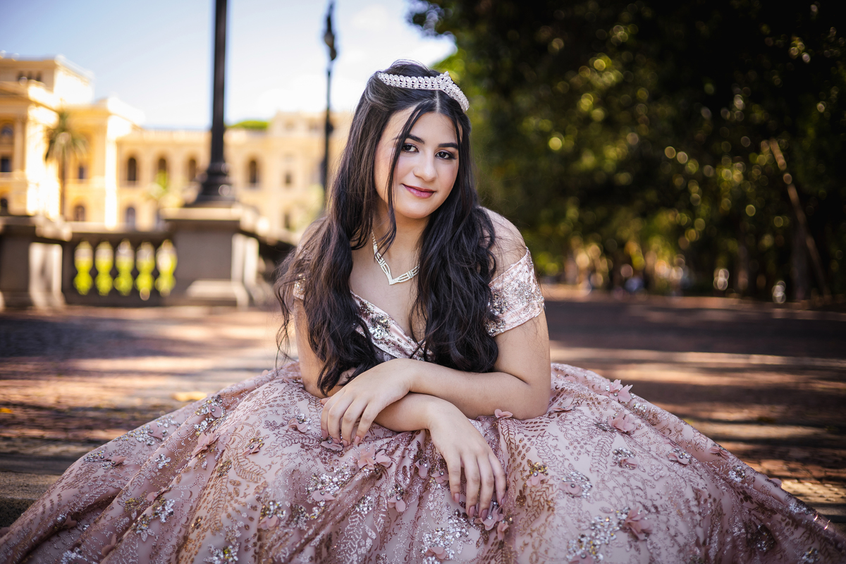 ensaio fotográfico, 15 anos, debutante, Museu do Ipiranga, museu, natureza, campo, vestido de debutante, luz natural, sol, elegância, juventude, celebração, flores, fotos externas, ensaio ao ar livre, beleza natural, sorriso, espontaneidade, emoção