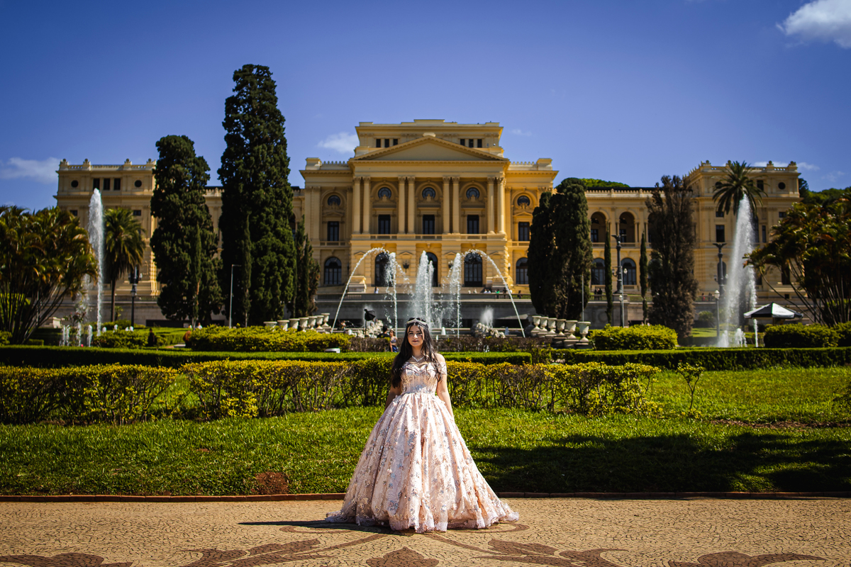 ensaio fotográfico, 15 anos, debutante, Museu do Ipiranga, museu, natureza, campo, vestido de debutante, luz natural, sol, elegância, juventude, celebração, flores, fotos externas, ensaio ao ar livre, beleza natural, sorriso, espontaneidade, emoção