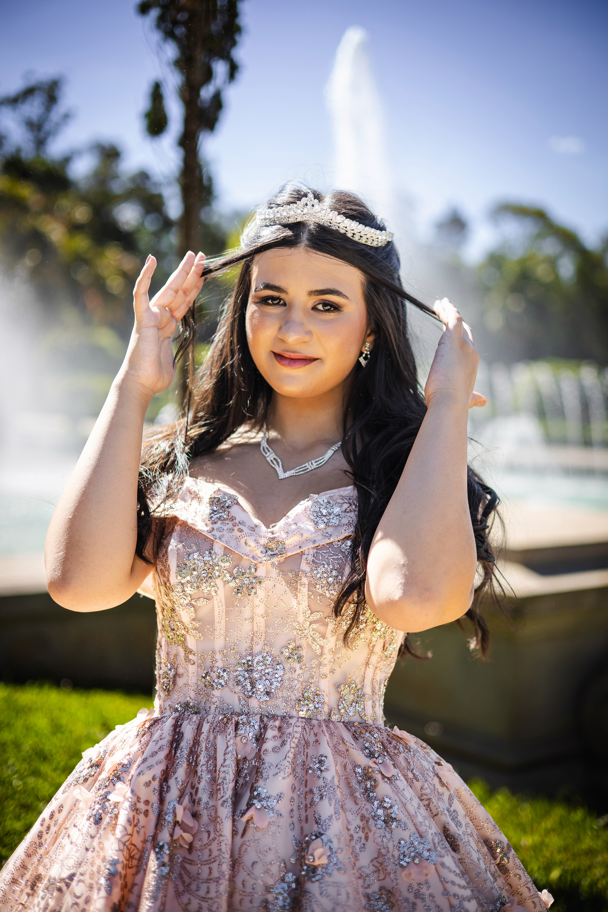 ensaio fotográfico, 15 anos, debutante, Museu do Ipiranga, museu, natureza, campo, vestido de debutante, luz natural, sol, elegância, juventude, celebração, flores, fotos externas, ensaio ao ar livre, beleza natural, sorriso, espontaneidade, emoção